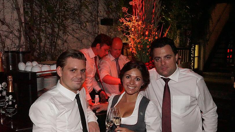 Das neue Platzl Karree (v. l.) Restaurantleiter Daniel Bruns und die Servicekräften Maria Davoli und Davide Giordona stoßen auf die Neueröffnung an.