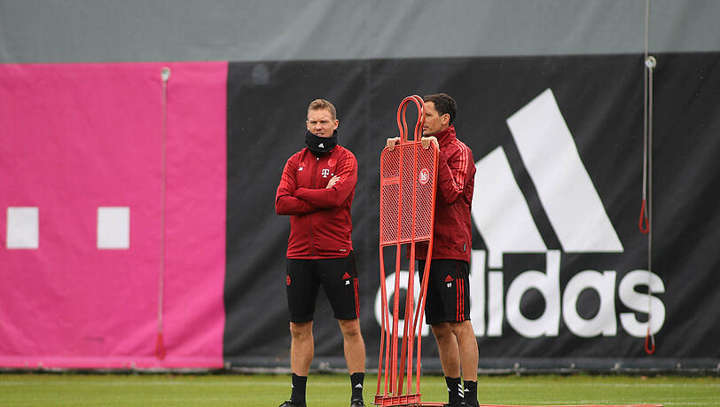 Gibt Anweisungen an seinen Ersatzmann Dino Toppmöller (r.): Julian Nagelsmann. (Symbolbild) Gibt Anweisungen an seinen Ersatzmann Dino Toppmöller (r.): Julian Nagelsmann. (Symbolbild)