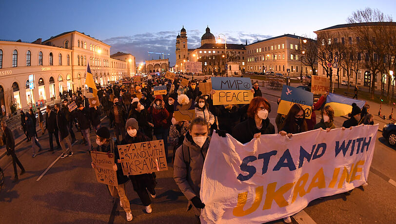 Demonstranten gehen bei einem weltweiten Protest von Fridays For Future gegen den Krieg in der Ukraine über die Ludwigsstrasse in der Landeshauptstadt. Demonstranten gehen bei einem weltweiten Protest von Fridays For Future gegen den Krieg in der Ukraine über die Ludwigsstrasse in der Landeshauptstadt.