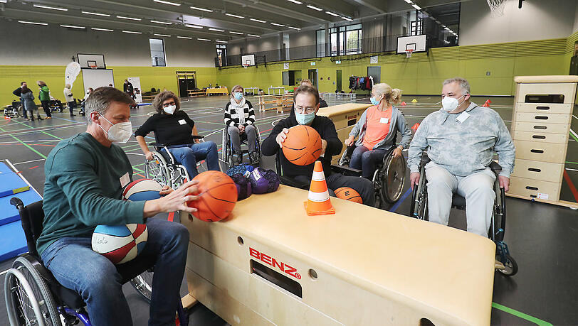 Beim Rollstuhltraining werden die Teilnehmer in mehrere Gruppen nach ähnlichen Lebensherausforderungen eingeteilt: In E-Rollstuhlfahrer, in Menschen mit Muskelerkrankungen wie MS-Patienten, die noch nicht auf einen E-Rollstuhl angewiesen sind, in aktive Rollstuhlfahrer und in die Amateurrollstuhlfahrer beziehungsweise Fußgänger. So müssen auch Angehörige am Samstag Erfahrungen sammeln. "Es ist ein großer Unterschied, ob man jemanden nur schiebt oder es selbst mal erlebt hat", sagt Rollstuhltrainer Christoph Högl gleich zu Beginn der Veranstaltung. Die Fußgängergruppe erlebt sogleich in der ersten Simulation, wie es ist, an den Rollstuhl gefesselt einkaufen gehen zu müssen. Beim Rollstuhltraining werden die Teilnehmer in mehrere Gruppen nach ähnlichen Lebensherausforderungen eingeteilt: In E-Rollstuhlfahrer, in Menschen mit Muskelerkrankungen wie MS-Patienten, die noch nicht auf einen E-Rollstuhl angewiesen sind, in aktive Rollstuhlfahrer und in die Amateurrollstuhlfahrer beziehungsweise Fußgänger. So müssen auch Angehörige am Samstag Erfahrungen sammeln. "Es ist ein großer Unterschied, ob man jemanden nur schiebt oder es selbst mal erlebt hat", sagt Rollstuhltrainer Christoph Högl gleich zu Beginn der Veranstaltung. Die Fußgängergruppe erlebt sogleich in der ersten Simulation, wie es ist, an den Rollstuhl gefesselt einkaufen gehen zu müssen.