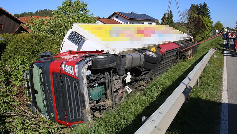 Durch eine Niesattacke ist der Fahrer dieses LKWs von der Straße abgekommen und in einen Graben gestürzt. Durch eine Niesattacke ist der Fahrer dieses LKWs von der Straße abgekommen und in einen Graben gestürzt.