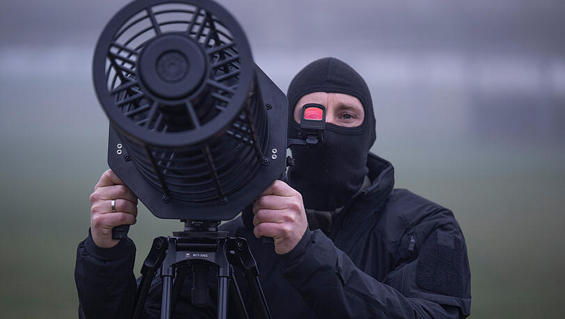 Ein Beamter eines SEK-Kommandos der Polizei simulieren die Bekämpfung einer Drohne. Mit einem Jammer nimmt er dabei das Fluggerät am Himmel ins Visier. Das System könnte auch demnächst während der Sicherheitskonferenz zum Einsatz kommen. Ein Beamter eines SEK-Kommandos der Polizei simulieren die Bekämpfung einer Drohne. Mit einem Jammer nimmt er dabei das Fluggerät am Himmel ins Visier. Das System könnte auch demnächst während der Sicherheitskonferenz zum Einsatz kommen.