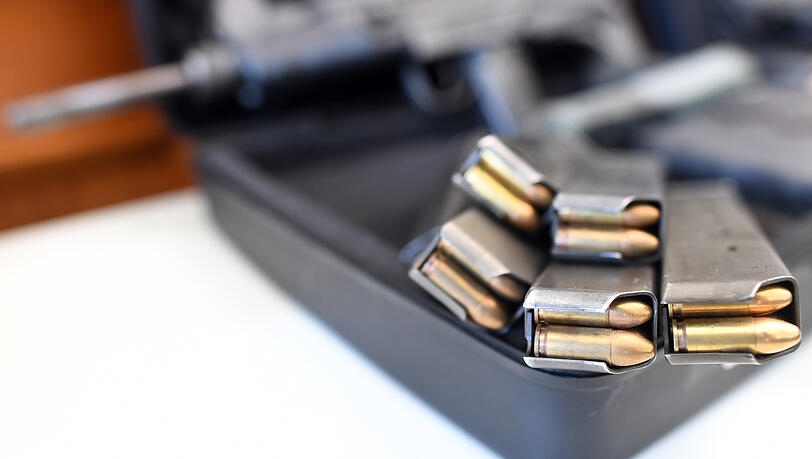Volle Magazine für eine Maschinenpistole Uzi liegen am 23.09.2016 in Oberhausen (Nordrhein-Westfalen) auf einem Tisch. Eine solche Waffe schmuggelten auch die Angeklagten. Volle Magazine für eine Maschinenpistole Uzi liegen am 23.09.2016 in Oberhausen (Nordrhein-Westfalen) auf einem Tisch. Eine solche Waffe schmuggelten auch die Angeklagten.