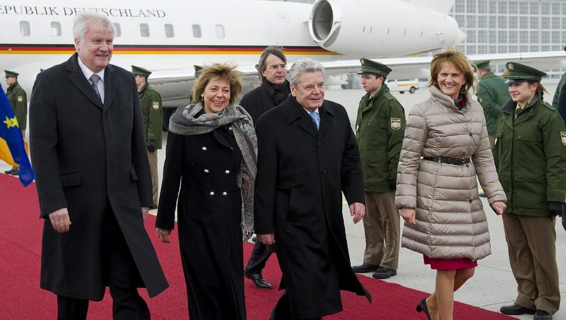 Am Flughafen München: Bayerns Ministerpraesident Hort Seehofer (CSU, v.l.), die Lebensgefaehrtin des Bundespraesidenten, Daniela Schadt, Bundespraesident Joachim Gauck und die Frau des bayerischen Ministerpraesidenten, Karin Seehofer Am Flughafen München: Bayerns Ministerpraesident Hort Seehofer (CSU, v.l.), die Lebensgefaehrtin des Bundespraesidenten, Daniela Schadt, Bundespraesident Joachim Gauck und die Frau des bayerischen Ministerpraesidenten, Karin Seehofer
