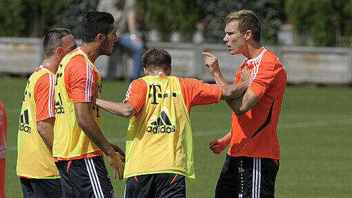 Während der Trainingseinheit am Dienstag Vormittag greift der Nationalspieler Badstuber dem Talent Emre Can an die Grugel. Während der Trainingseinheit am Dienstag Vormittag greift der Nationalspieler Badstuber dem Talent Emre Can an die Grugel.