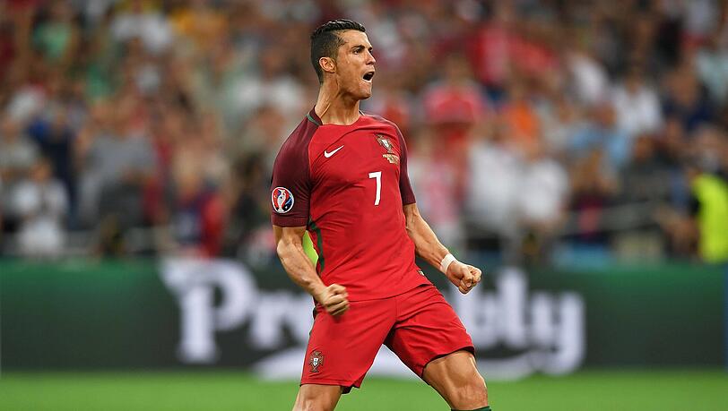 Cristiano Ronaldo tritt zu Ende des Achtelfinals gegen Polen als erstes an den Elfmeterpunkt - und versenkt. Cristiano Ronaldo tritt zu Ende des Achtelfinals gegen Polen als erstes an den Elfmeterpunkt - und versenkt.