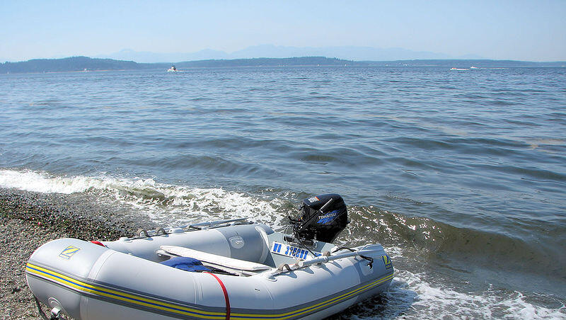 Der Mann kippte aus seinem Schlauchboot in den See (Motivbild). Der Mann kippte aus seinem Schlauchboot in den See (Motivbild).
