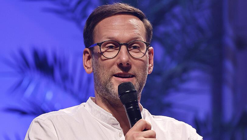 Simon Beeck äußert sich zu den Umstrukturierungen bei RTL, die auch ihn betreffen. Simon Beeck äußert sich zu den Umstrukturierungen bei RTL, die auch ihn betreffen.