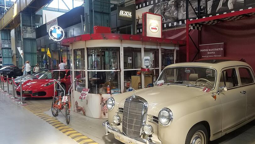 Fahrspaß heute wie anno dazumal: In der Motorworld kann man Oldtimer, und sogar ein Bonanzarad sehen.