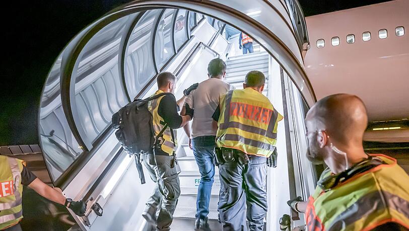 Ein Abschiebeflug startet auf dem Flughafen Leipzig-Halle. In der Nacht auf Dienstag hätte auch Azubi Daniel M. in so einem Flugzeug in den Kongo geflogen werden sollen. (Archiv) Ein Abschiebeflug startet auf dem Flughafen Leipzig-Halle. In der Nacht auf Dienstag hätte auch Azubi Daniel M. in so einem Flugzeug in den Kongo geflogen werden sollen. (Archiv)
