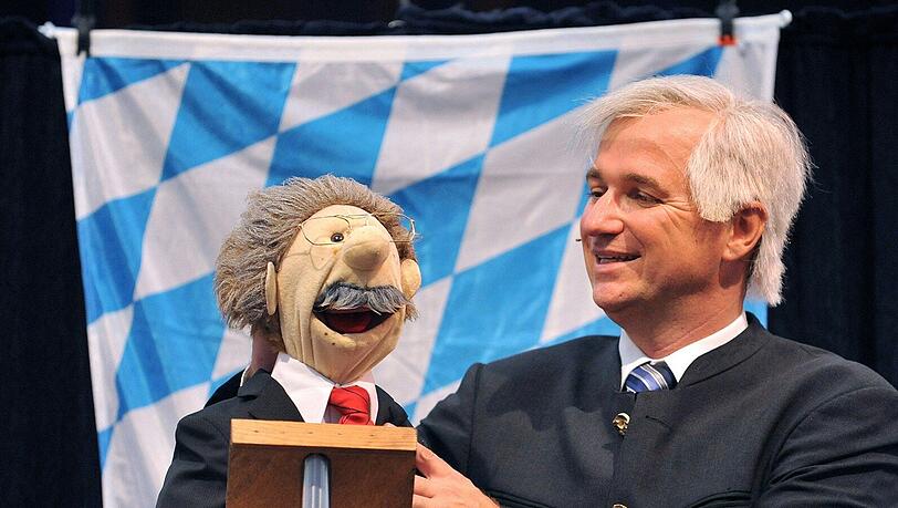 Wolfgang Krebs in seiner Paraderolle: Als Seehofer mit Ude-Puppe. Wolfgang Krebs in seiner Paraderolle: Als Seehofer mit Ude-Puppe.