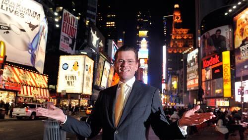 Bella figura oder ein Tick zu viel: Karl-Theodor zu Guttenberg auf dem Times Square in New York. Bella figura oder ein Tick zu viel: Karl-Theodor zu Guttenberg auf dem Times Square in New York.