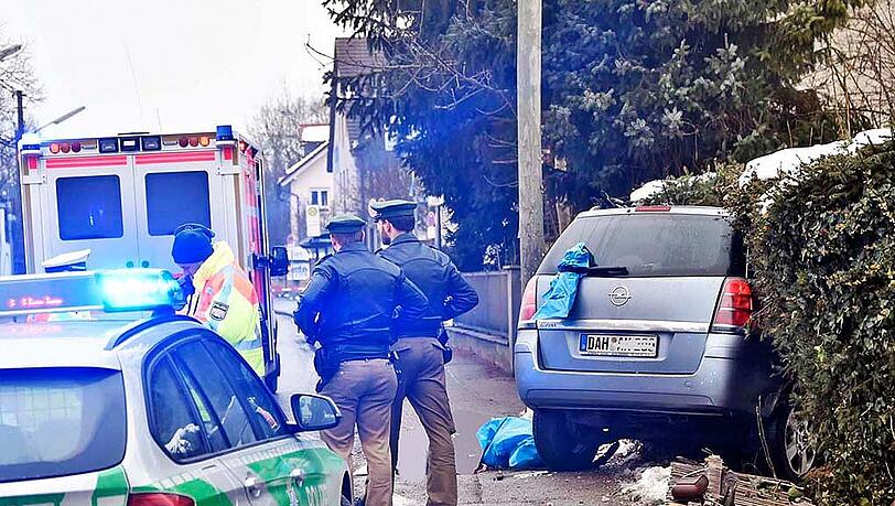Erst eine Hecke konnte den Opel aufhalten. Warum der Fahrer bei dem verhältnismäßig geringen Schaden ums Leben kam, ist noch unklar. Erst eine Hecke konnte den Opel aufhalten. Warum der Fahrer bei dem verhältnismäßig geringen Schaden ums Leben kam, ist noch unklar.