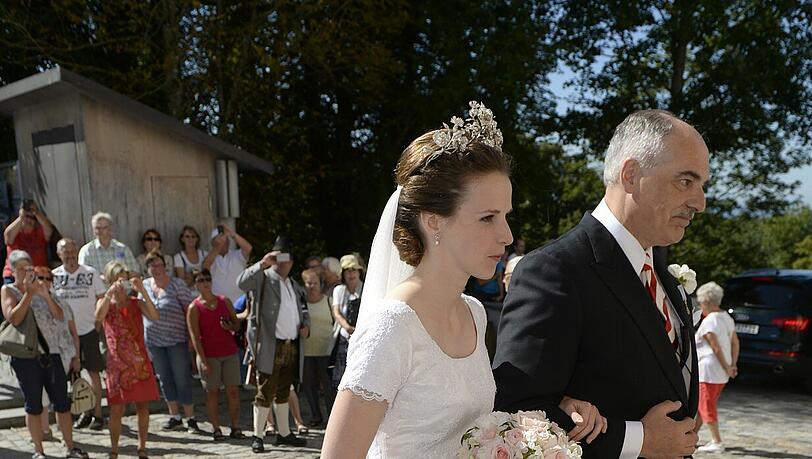 Prinzessin Eleonore zu Toerring-Jettenbach wird vom ihrem Vater Graf Hans-Caspar zu Toerring-Jettenbach zur Kirche gebracht Prinzessin Eleonore zu Toerring-Jettenbach wird vom ihrem Vater Graf Hans-Caspar zu Toerring-Jettenbach zur Kirche gebracht