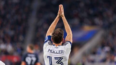 Applaus für 200 mitgereiste Fans aus Vancouver - mehr Karten gab es nicht für die Kanadier. Applaus für 200 mitgereiste Fans aus Vancouver - mehr Karten gab es nicht für die Kanadier.