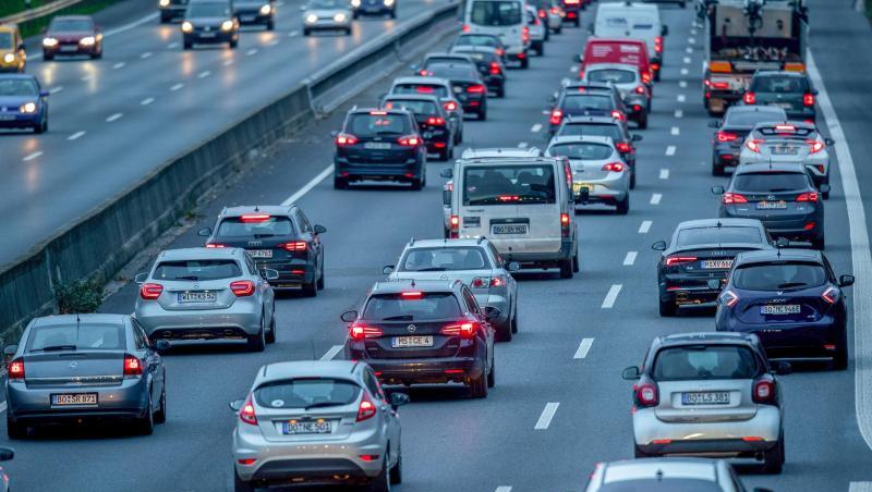 Die Autobahn 40 ist eine der wichtigsten Verkehrsschlagadern des Ruhrgebiets. Die Autobahn 40 ist eine der wichtigsten Verkehrsschlagadern des Ruhrgebiets.
