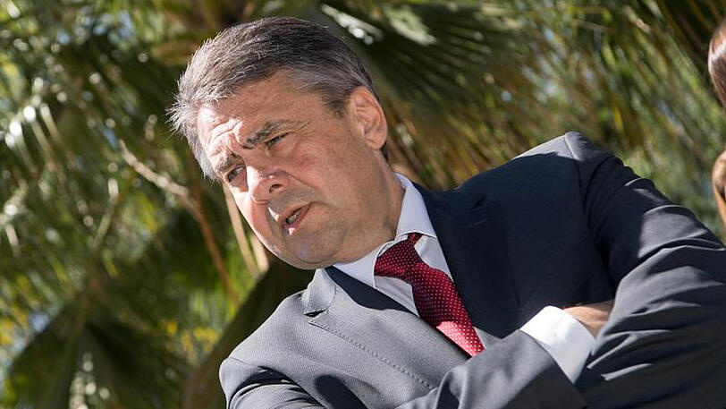 Außenminister Sigmar Gabriel hat sein Treffen mit Regierungskritikern in Israel verteidigt.