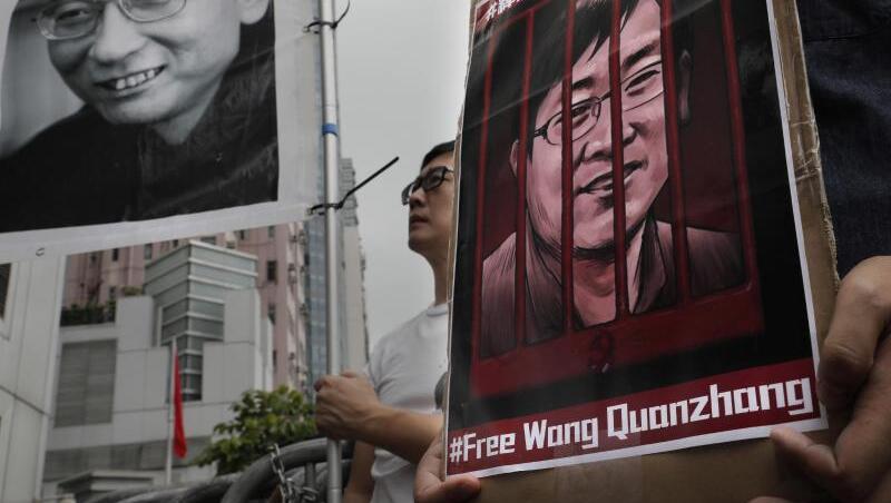 Demonstranten in Hongkong erinnern an chinesische Bürgerrechtler, darunter der verstorbene Friedensnobelpreisträger Liu Xiaobo (auf dem linken Plakat. Demonstranten in Hongkong erinnern an chinesische Bürgerrechtler, darunter der verstorbene Friedensnobelpreisträger Liu Xiaobo (auf dem linken Plakat.