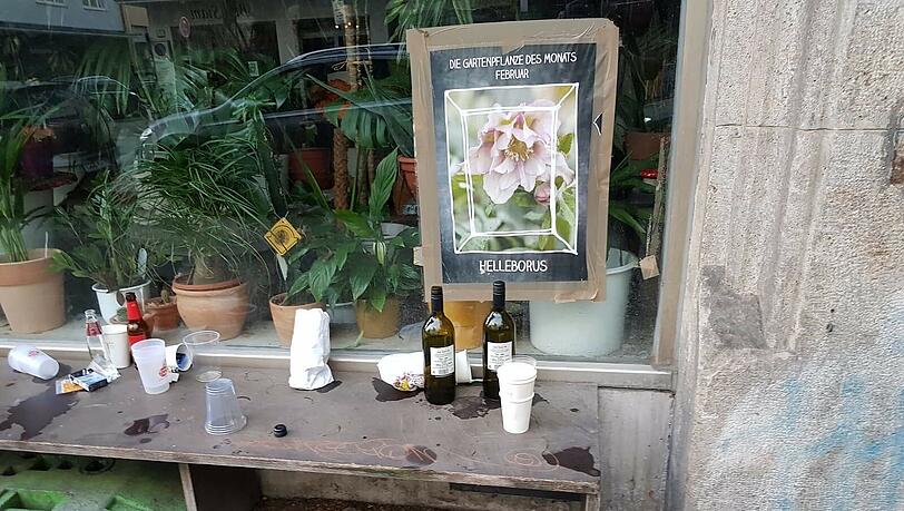 Auf der Bank vor dem Blumenladen liegt regelmäßig Müll. Auf der Bank vor dem Blumenladen liegt regelmäßig Müll.
