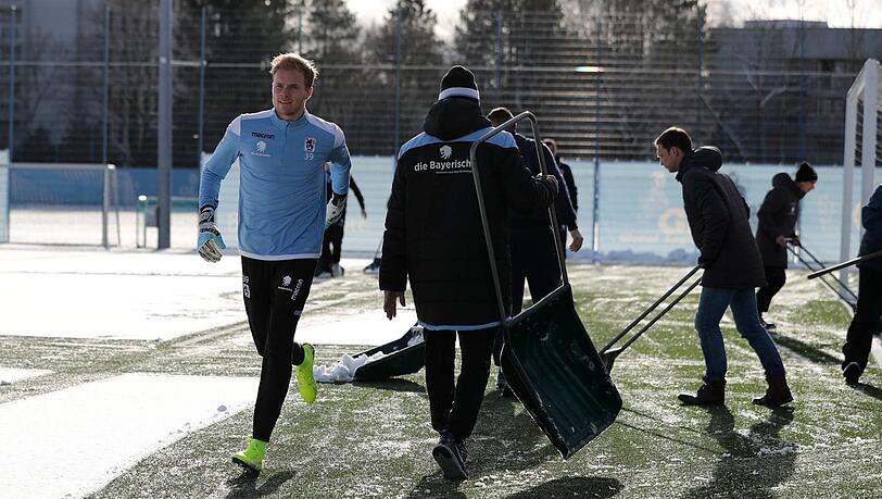 Schneegestöber und Fußball geht nicht? geht doch! Der TSV 1860 testete gegen Wacker Innsbruck auf schneeweißem Kunstrasen an der Grünwalder Straße - vorher mussten Funktionäre und Nachwuchsspieler Schneeschippen. Schneegestöber und Fußball geht nicht? geht doch! Der TSV 1860 testete gegen Wacker Innsbruck auf schneeweißem Kunstrasen an der Grünwalder Straße - vorher mussten Funktionäre und Nachwuchsspieler Schneeschippen.