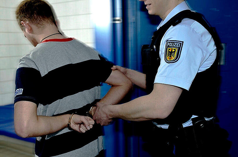 Die Polizei konnte einen 25-Jährigen festnehmen, der für den Übergriff auf die Schülerin vernatwortlich ist. (Symbolbild)