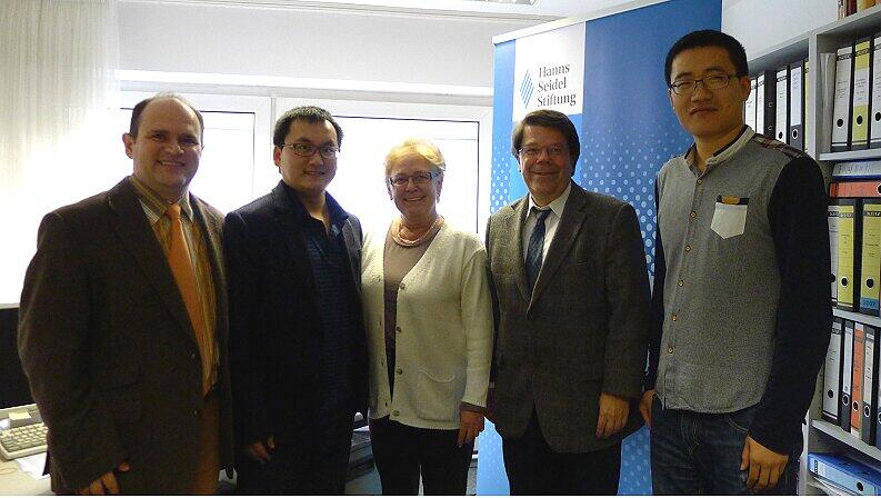 Treffen in der Hanns-Seidel-Stiftung (von links): HSS-Referent Alexander Birle, Dr. Huan Zheng, BA-Chefin Ingeborg Staudenmeyer, BA-Mitglied Wolfgang Schwirz und Dr. Peijun Sun. Treffen in der Hanns-Seidel-Stiftung (von links): HSS-Referent Alexander Birle, Dr. Huan Zheng, BA-Chefin Ingeborg Staudenmeyer, BA-Mitglied Wolfgang Schwirz und Dr. Peijun Sun.