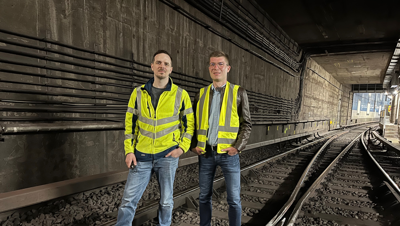 Franz Weigert (l.), Teamleiter Erneuerung U-Bahn und Daniel Scharf, Angebotsplaner bei den SWM neben einer der Weichen, die getauscht werden müssen. Franz Weigert (l.), Teamleiter Erneuerung U-Bahn und Daniel Scharf, Angebotsplaner bei den SWM neben einer der Weichen, die getauscht werden müssen.