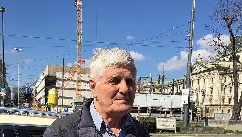 Taxifahrer Vucenovic Vid (78) wartet seit Stunden auf Kunden. Taxifahrer Vucenovic Vid (78) wartet seit Stunden auf Kunden.