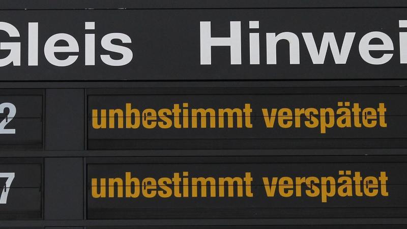"Unbestimmt verspätet" wird auf einem Bahnhof angezeigt. Foto: Jens Wolf/Archiv "Unbestimmt verspätet" wird auf einem Bahnhof angezeigt. Foto: Jens Wolf/Archiv