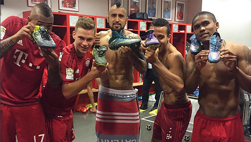 Dieses Foto aus der Kabine des FC Bayern stieß den Adidas-Bossen mächtig auf. Dieses Foto aus der Kabine des FC Bayern stieß den Adidas-Bossen mächtig auf.