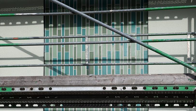 Die Fassade wird mit Klinker grün gefliest. Die Fassade wird mit Klinker grün gefliest.