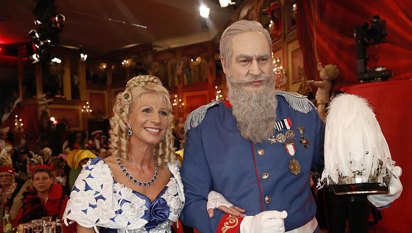 Markus Söder mit Ehefrau Karin als Prinzregent Luitpold von Bayern in den Mainfrankensälen Veitshöchheim (2018) Markus Söder mit Ehefrau Karin als Prinzregent Luitpold von Bayern in den Mainfrankensälen Veitshöchheim (2018)