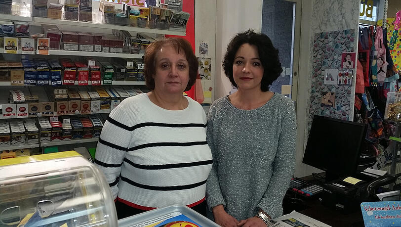 Susanne R. (r.) hat eine Platzwunde an ihrer rechten Stirn. Trotzdem steht sie mit ihrer Mutter Anneliese R. (57) wieder im Laden. Susanne R. (r.) hat eine Platzwunde an ihrer rechten Stirn. Trotzdem steht sie mit ihrer Mutter Anneliese R. (57) wieder im Laden.