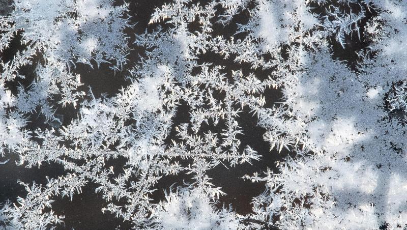 Frost an der Scheibe einer U-Bahn-Haltestelle. Frost an der Scheibe einer U-Bahn-Haltestelle.
