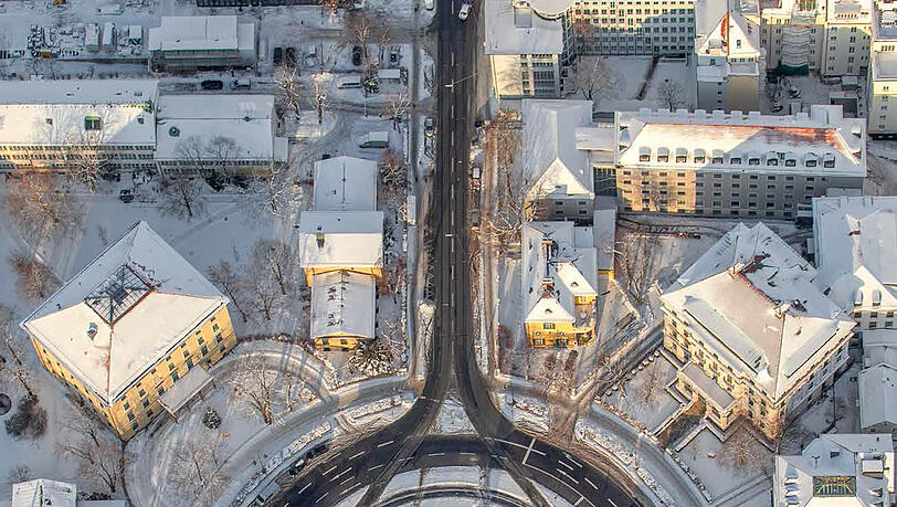 Runde Sache: der winterliche Karolinenplatz - sicherlich einer der schönsten Plätze in ganz München. Runde Sache: der winterliche Karolinenplatz - sicherlich einer der schönsten Plätze in ganz München.