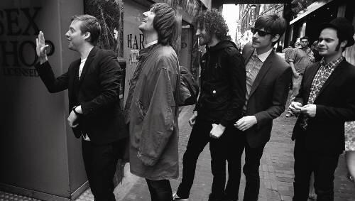 Huhu, Mädels! So kommt man zum großen Erfolg: die Kaiser Chiefs bei ihrer Fan-Arbeit an der Basis. Huhu, Mädels! So kommt man zum großen Erfolg: die Kaiser Chiefs bei ihrer Fan-Arbeit an der Basis.