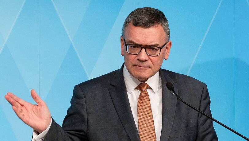 Florian Herrmann (CSU), Leiter der bayerischen Staatskanzlei, nimmt nach einer Kabinettssitzung an einer Pressekonferenz teil. Florian Herrmann (CSU), Leiter der bayerischen Staatskanzlei, nimmt nach einer Kabinettssitzung an einer Pressekonferenz teil.
