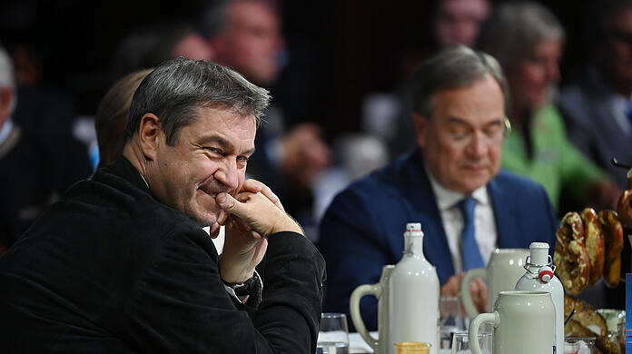 CSU-Chef Markus Söder (l.) und Unions-Kanzlerkandidat Armin Laschet beim Wahlkampfabschluss am Nockherberg. CSU-Chef Markus Söder (l.) und Unions-Kanzlerkandidat Armin Laschet beim Wahlkampfabschluss am Nockherberg.