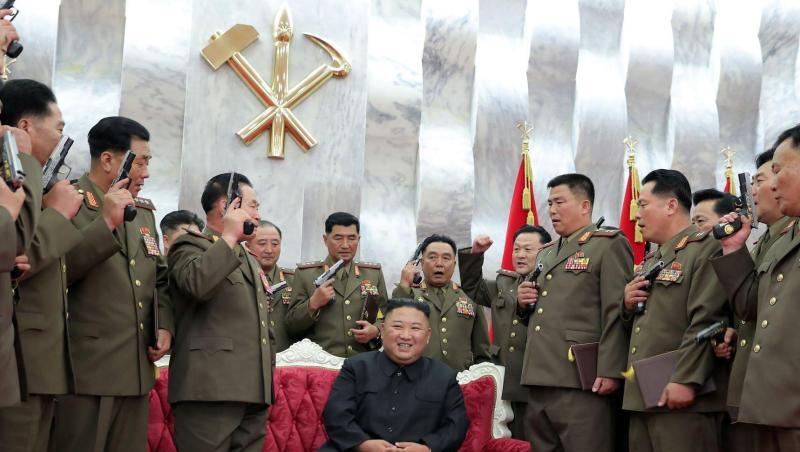 Nordkoreas Machthaber Kim Jong Un inmitten seiner führenden Kommandeure. Nordkoreas Machthaber Kim Jong Un inmitten seiner führenden Kommandeure.