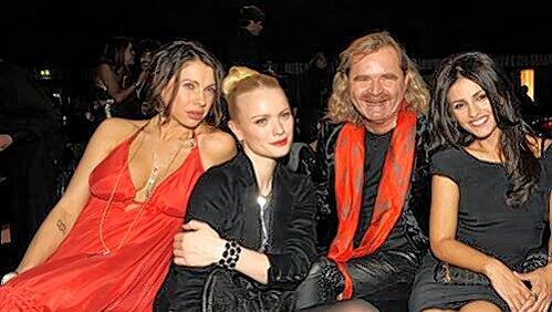 Der Schmuck-König noch ohne Kopfverletzung, aber mit strahlenden Gästen: Thomas Sabo im Münchner Postpalast zwischen Jana Pallaske, Franziska Knuppe und Monica Cruz (v. li.). Der Schmuck-König noch ohne Kopfverletzung, aber mit strahlenden Gästen: Thomas Sabo im Münchner Postpalast zwischen Jana Pallaske, Franziska Knuppe und Monica Cruz (v. li.).