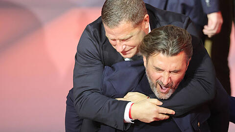 Basketballer-Geschäftsführer Marko Pesic (r.) trägt Sportvorstand Max Eberl von der Bühne bei der Jahreshauptversammlung des FC Bayern. Basketballer-Geschäftsführer Marko Pesic (r.) trägt Sportvorstand Max Eberl von der Bühne bei der Jahreshauptversammlung des FC Bayern.