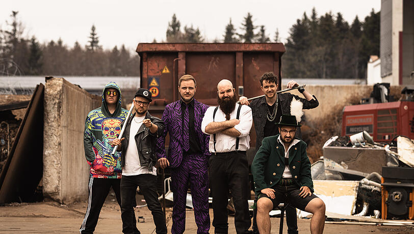 Sechs Chiemgauer bilden die Band "Heischneida" und spielen sich seit 2015 durch Bayern.