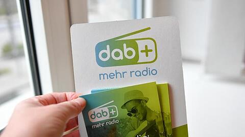 Informationsbroschüren zum DAB+ Radio in einem Aufsteller. Foto: Jens Kalaene/dpa-Zentralbild/ZB/Symbolbild