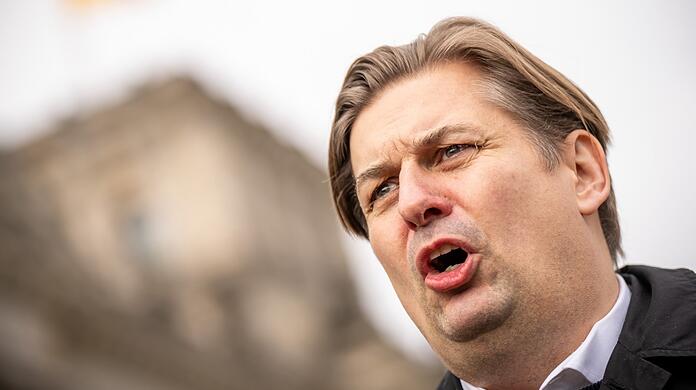 Gut zwei Wochen vor der Europawahl bricht die AfD-Spitze mit ihrem Spitzenkandidaten Maximilian Krah. Gut zwei Wochen vor der Europawahl bricht die AfD-Spitze mit ihrem Spitzenkandidaten Maximilian Krah.