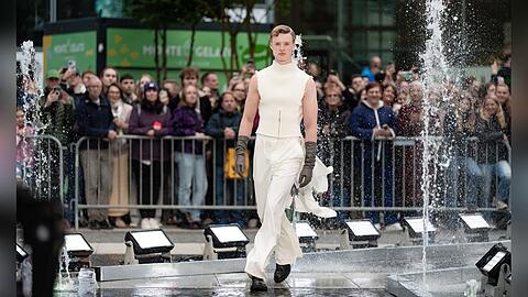 Souverän beim Walk vor Publikum: Model Luis aus Hamburg. Souverän beim Walk vor Publikum: Model Luis aus Hamburg.