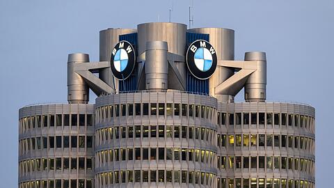 BMW Konzernzentrale mit BMW Logo am Abend. (zu dpa: „Gewinneinbruch bei BMW“) +++ dpa-Bildfunk +++ BMW Konzernzentrale mit BMW Logo am Abend. (zu dpa: „Gewinneinbruch bei BMW“) +++ dpa-Bildfunk +++