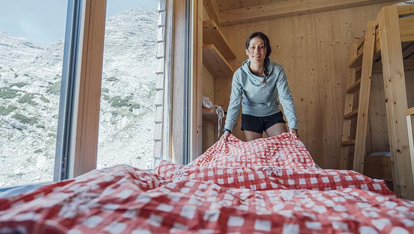Ein Bett mit dieser Aussicht, das will man einfach haben! Gibt es auf der Von-Schmidt-Zabierow-Hütte in den Loferer und Leoganger Steinbergen. Ein Bett mit dieser Aussicht, das will man einfach haben! Gibt es auf der Von-Schmidt-Zabierow-Hütte in den Loferer und Leoganger Steinbergen.