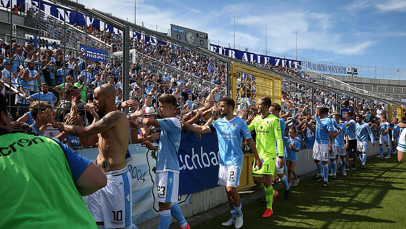 Die Belohnung nach dem Sieg gegen Rosenheim: Die 1860-Profis klatschen mit den Fans im Grünwalder Stadion ab. Die Belohnung nach dem Sieg gegen Rosenheim: Die 1860-Profis klatschen mit den Fans im Grünwalder Stadion ab.