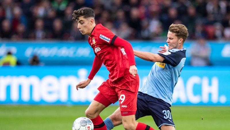Leverkusens Kai Havertz (l) im Duell mit Gladbachs Nico Elvedi. Leverkusens Kai Havertz (l) im Duell mit Gladbachs Nico Elvedi.