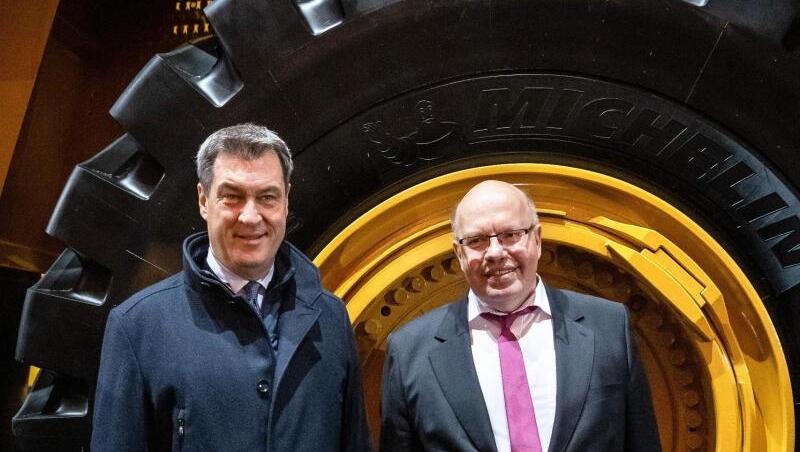 Peter Altmaier (r), Bundeswirtschaftsminister Markus Söder, Ministerpräsident von Bayern, stehen auf der Bauma. Foto: Sina Schuldt Peter Altmaier (r), Bundeswirtschaftsminister Markus Söder, Ministerpräsident von Bayern, stehen auf der Bauma. Foto: Sina Schuldt